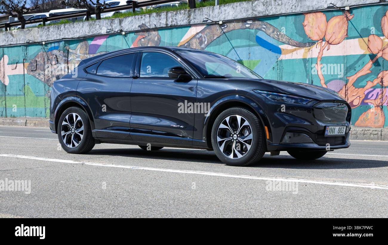 Chisinau, Moldavia - 13 aprile 2025: Ford Mustang Mach-E4 X Electric Foto Stock