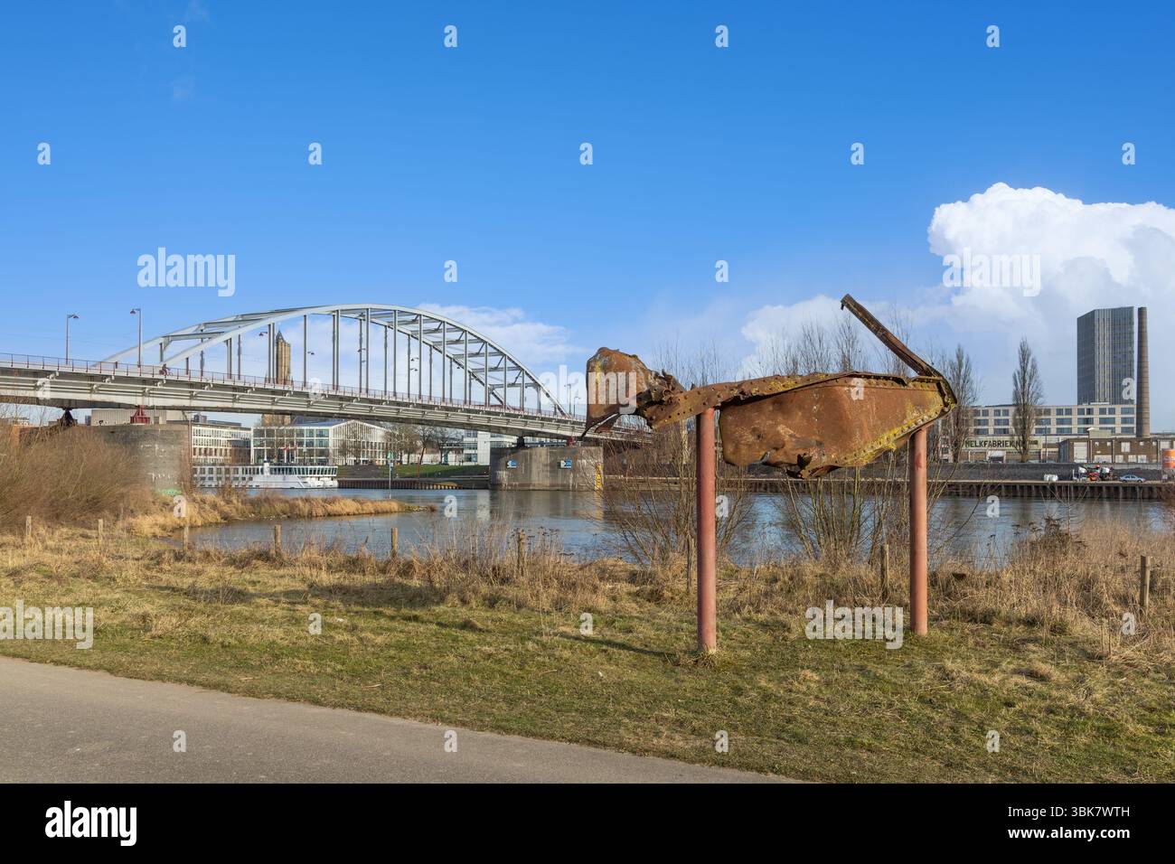 Memorial Original a Bridge Too far, sullo sfondo il ponte John Frost. Un ufficiale britannico che durante l'operazione Market Garden guidò l'aereo Foto Stock