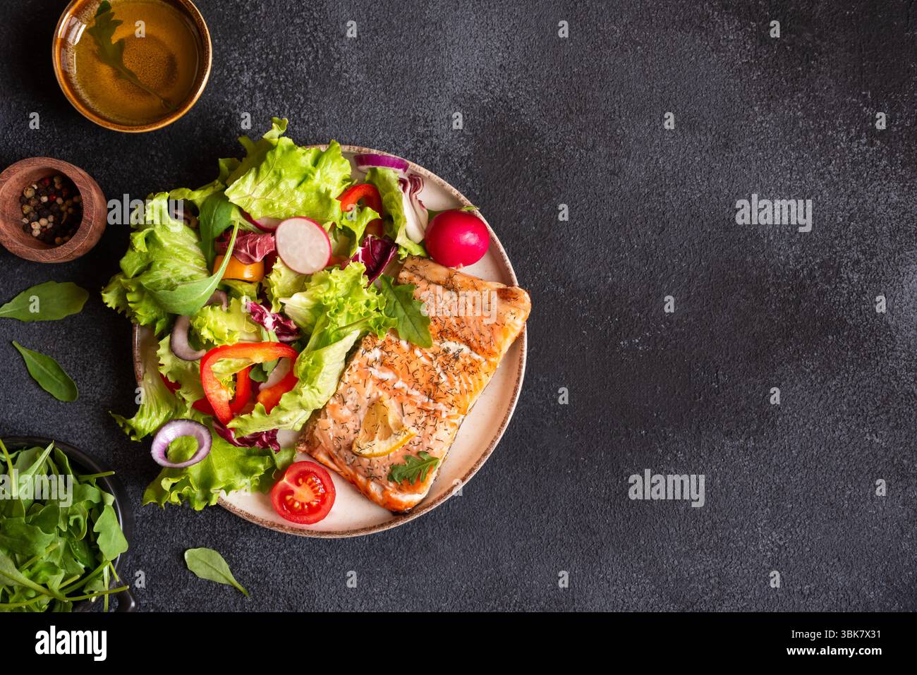 Filetto di pesce di salmone cotto al forno con verdure fresche, mangiare sano. Foto Stock