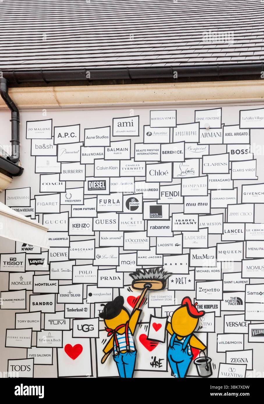 Un murale con logo del marchio "puliti" dai personaggi dei cartoni animati. Il murale si trova all'esterno di un edificio con una sporgenza del tetto visibile a la Vallee Vil Foto Stock