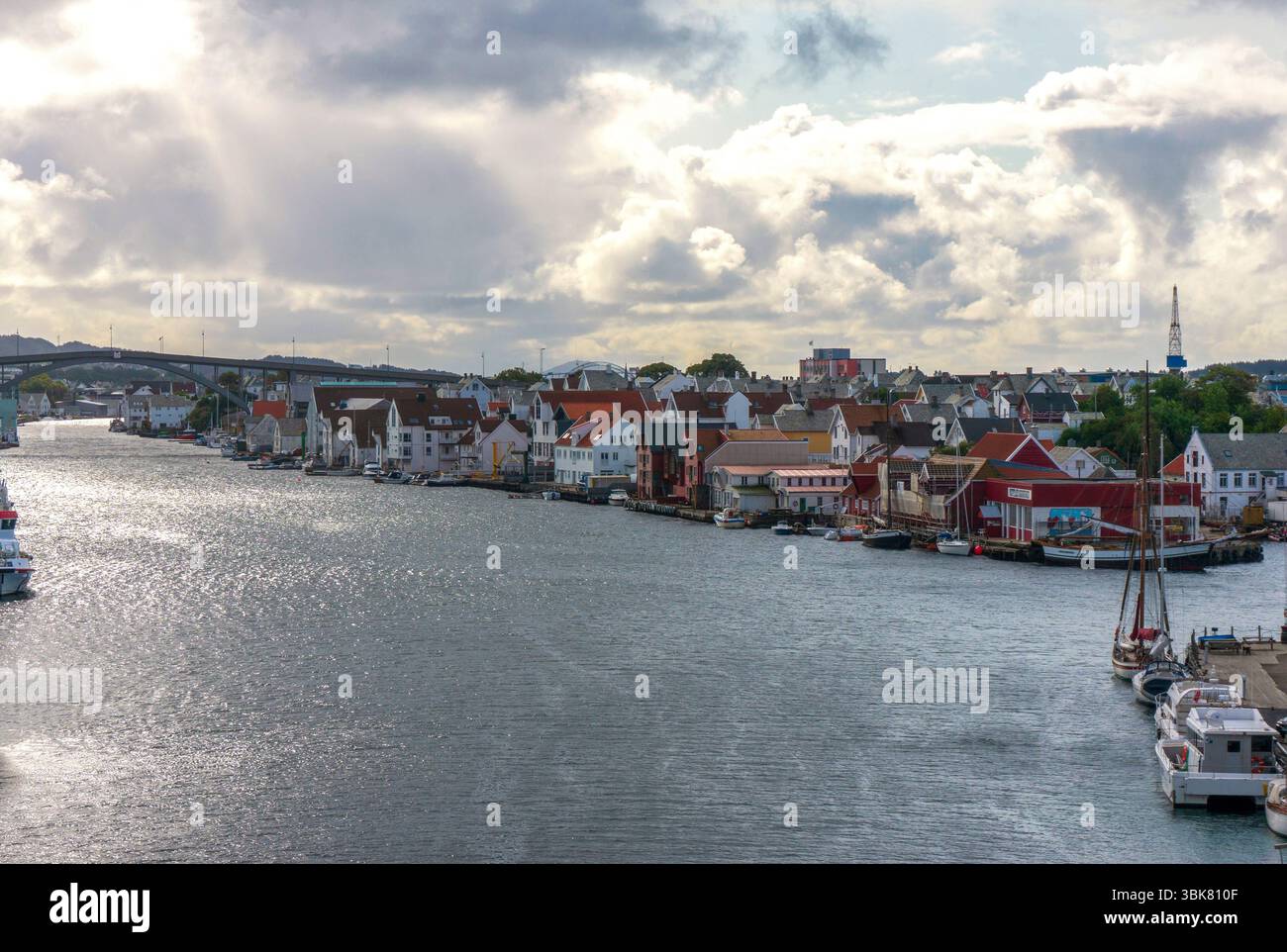 Stretto di Smedasundet, sera, nuvole sull'isola di Risøy. Haugesund, Norvegia. Foto Stock