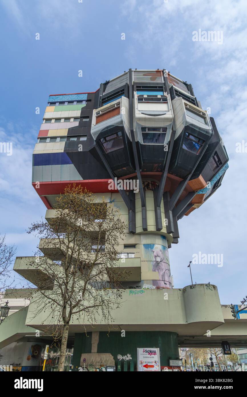 L'unica torre Bierpinsel a Berlino, Germania. Architettura colorata e insolita contro un cielo parzialmente nuvoloso. Berlino, Germania. 29 marzo 2025. Foto Stock