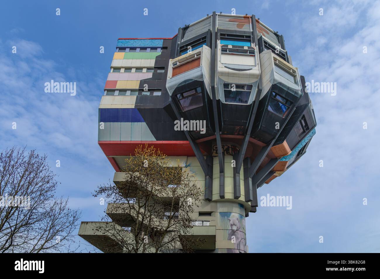 L'unica torre Bierpinsel a Berlino, Germania. Architettura colorata e insolita contro un cielo parzialmente nuvoloso. Berlino, Germania. 29 marzo 2025. Foto Stock