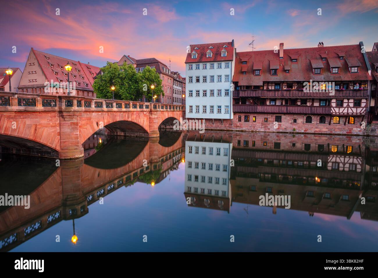Norimberga, Germania. Immagine della città vecchia di Norimberga, Germania, con riflessi dello skyline e del Ponte Max sul fiume Pegnitz al tramonto estivo. Foto Stock