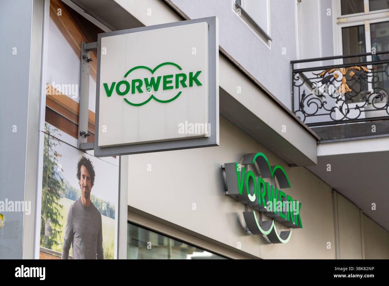 Esterno del negozio Vorwerk con due cartelli con logo. Marchio verde e argento su un edificio bianco. Società di vendita diretta. Berlino, Germania. 29 marzo 2025. Foto Stock