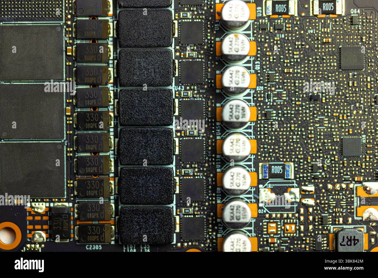 Primo piano della scheda per computer con conduttori. Foto di alta qualità Foto Stock