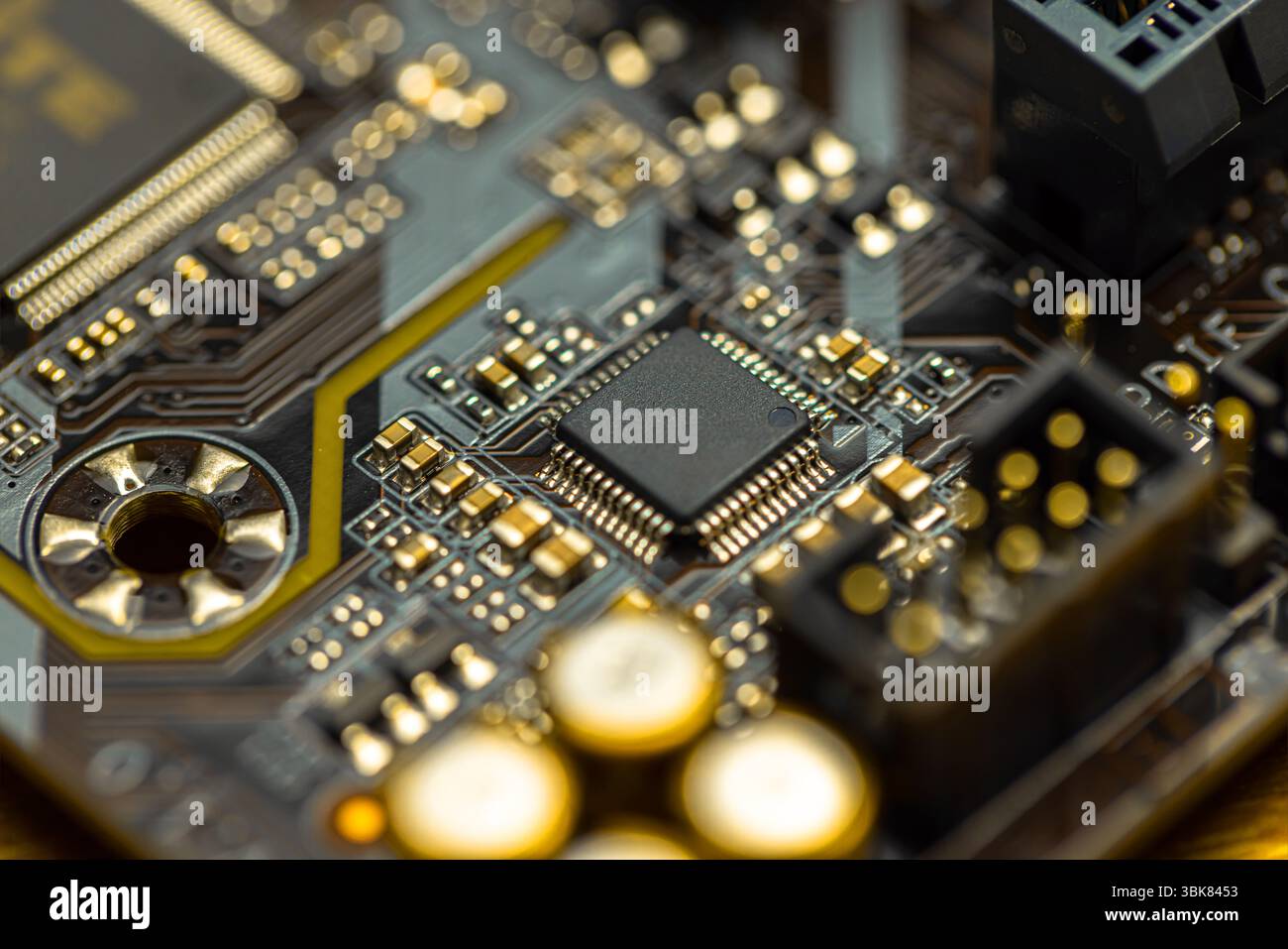 Primo piano della scheda per computer con conduttori. Foto di alta qualità Foto Stock