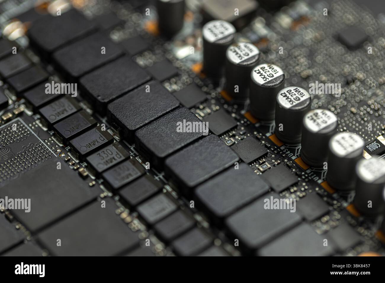 Primo piano della scheda per computer con conduttori. Foto di alta qualità Foto Stock