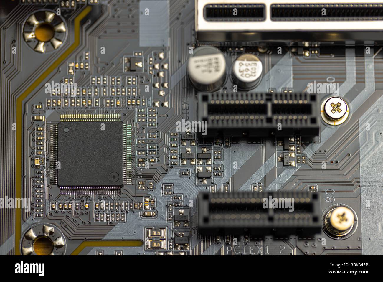 Primo piano della scheda per computer con conduttori. Foto di alta qualità Foto Stock