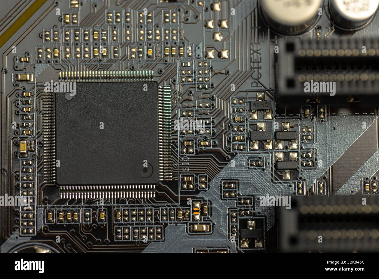 Primo piano della scheda per computer con conduttori. Foto di alta qualità Foto Stock