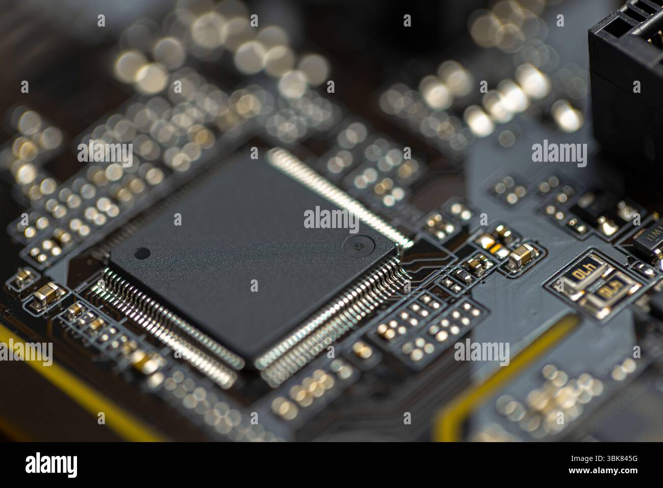 Primo piano della scheda per computer con conduttori. Foto di alta qualità Foto Stock