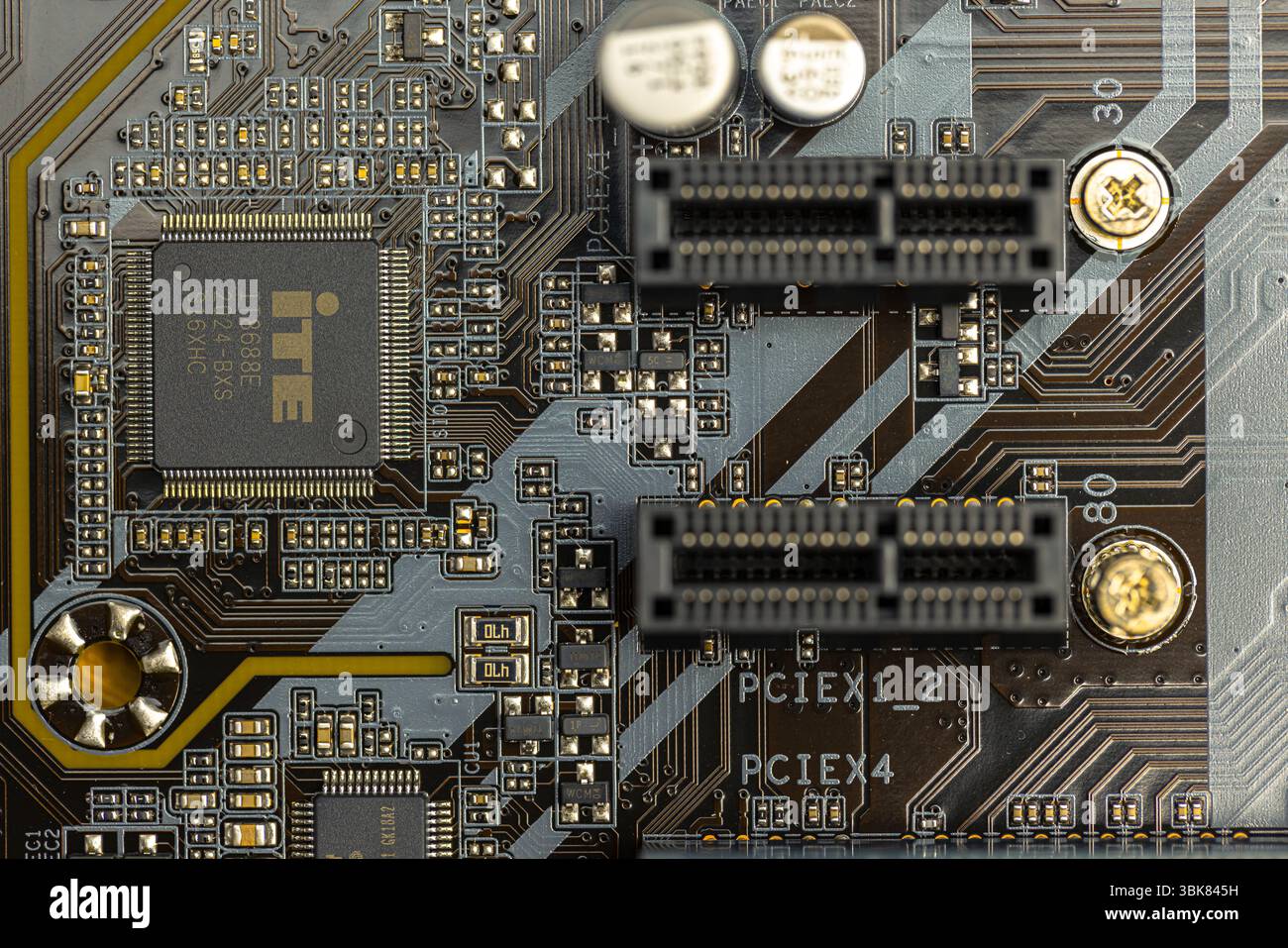 Primo piano della scheda per computer con conduttori. Foto di alta qualità Foto Stock