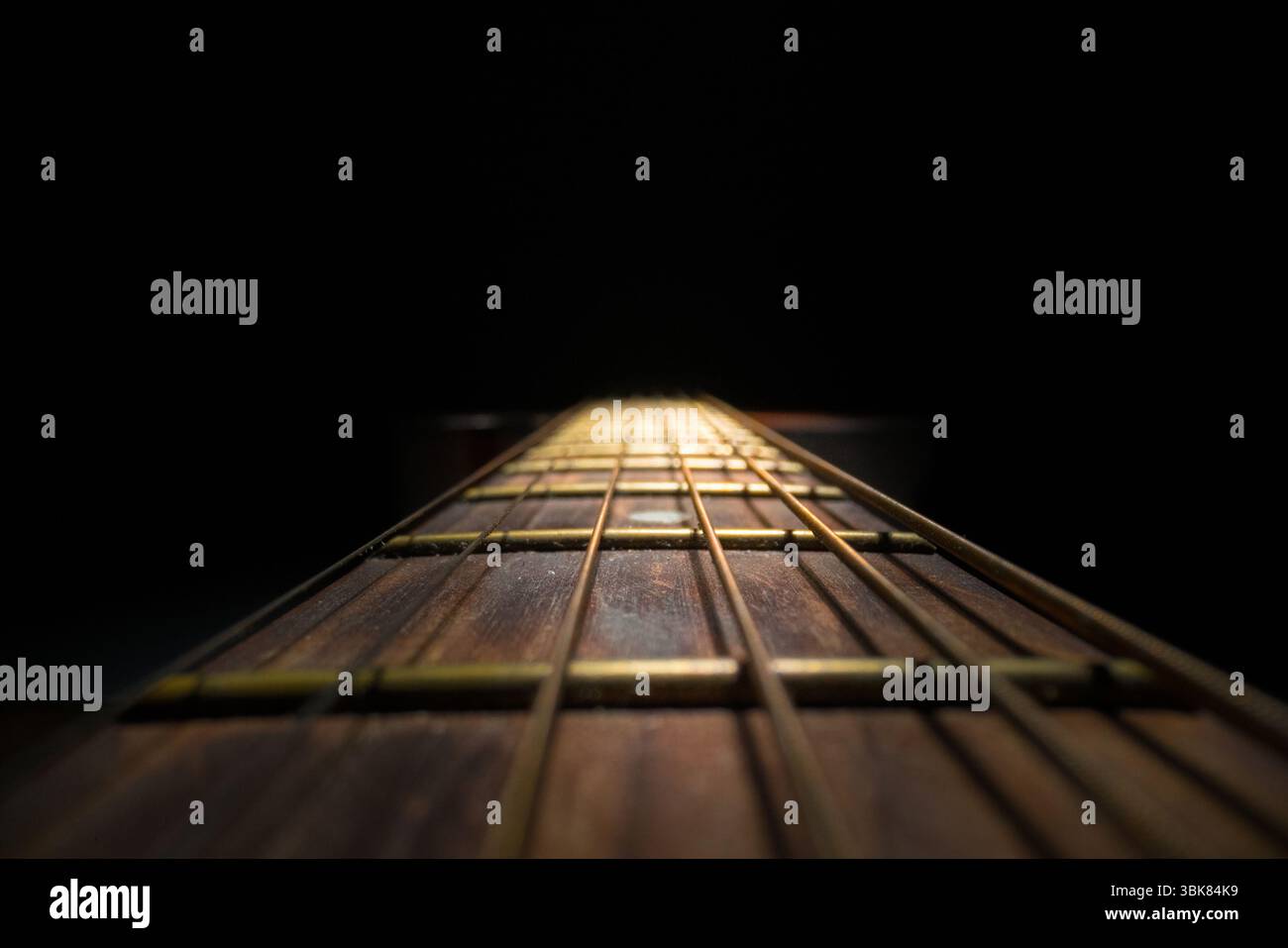 Piano per chitarra su sfondo scuro Foto Stock