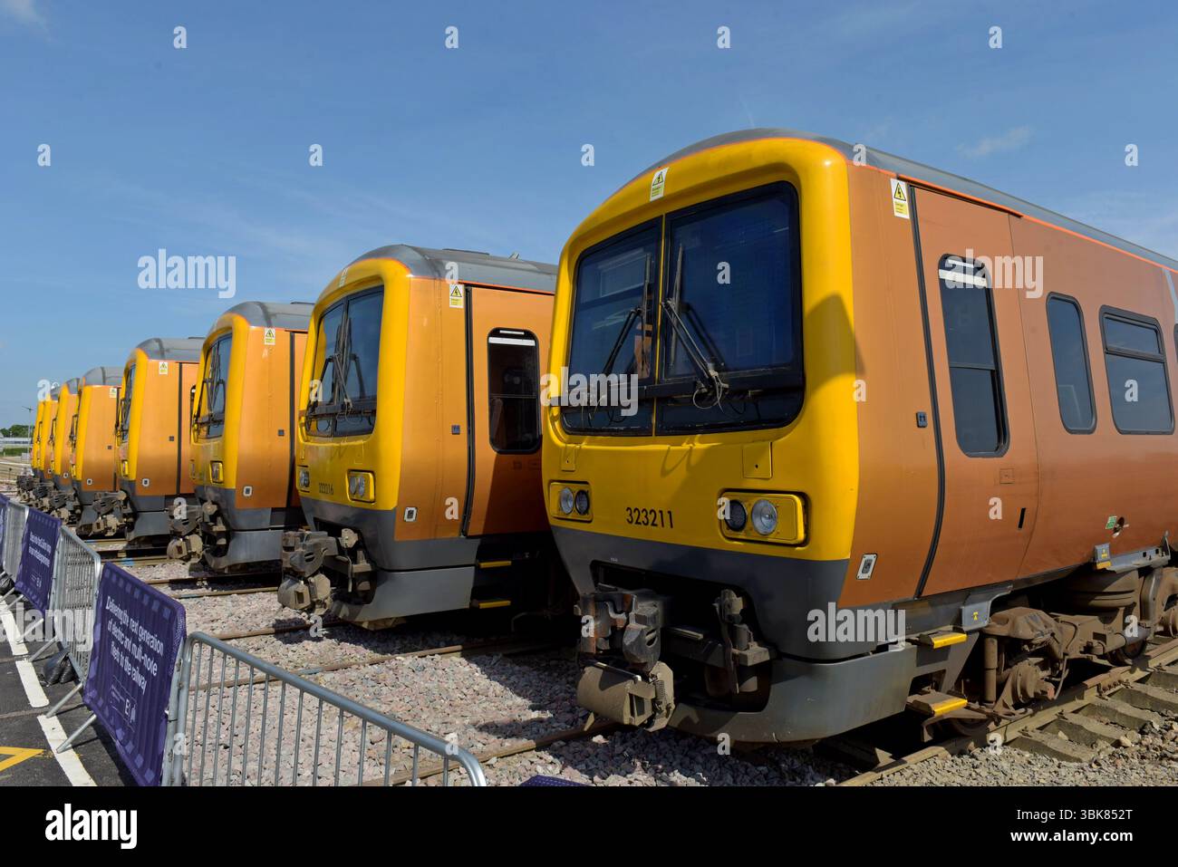 I treni elettrici ridondanti della classe 323 ex West Midlands Railway sono in negozio presso il Long Marston Rail Centre, giugno 2025 Foto Stock