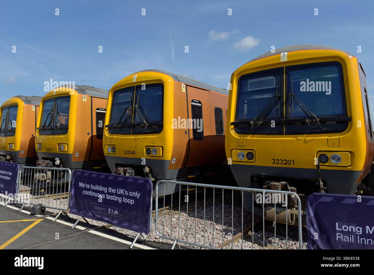I treni elettrici ridondanti della classe 323 ex West Midlands Railway sono in negozio presso il Long Marston Rail Centre, giugno 2025 Foto Stock
