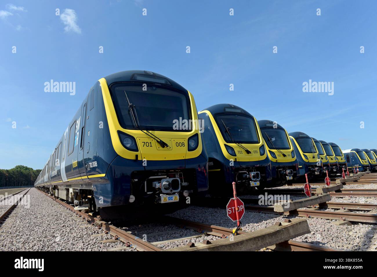 New South Western Railway SWR Arterio classe 701 Alstom treni in deposito presso il deposito di Long Marston Rail, Warwickshire, giugno 2025 Foto Stock