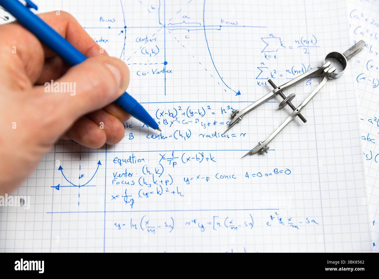 Esercizio di matematica scritta in primo piano su notebook Foto Stock
