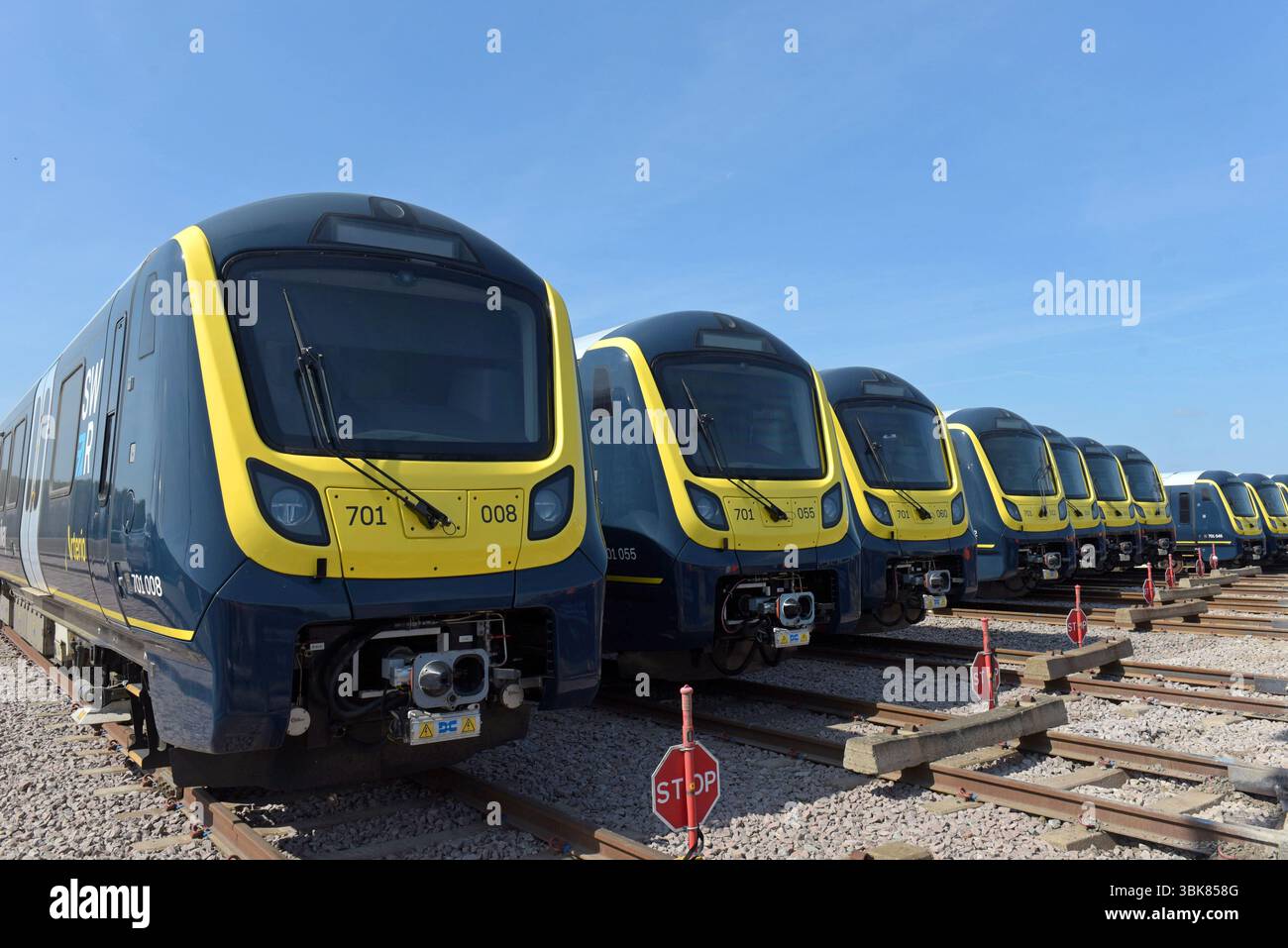New South Western Railway SWR Arterio classe 701 Alstom treni in deposito presso il deposito di Long Marston Rail, Warwickshire, giugno 2025 Foto Stock