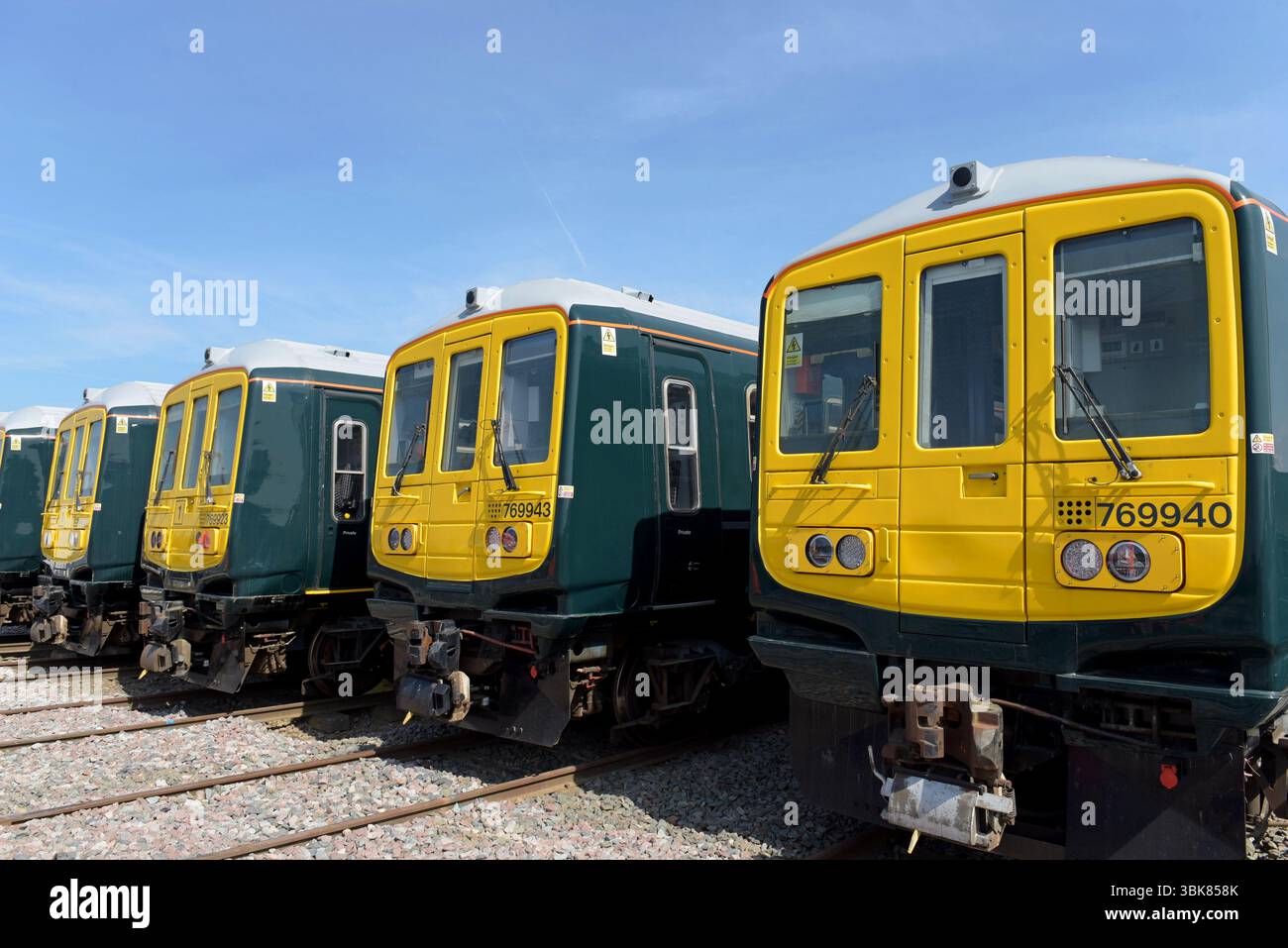 I treni ridondanti della classe 769 ex Great Western Railway Bi Mode sono in deposito presso il Long Marston Rail Centre, giugno 2025 Foto Stock