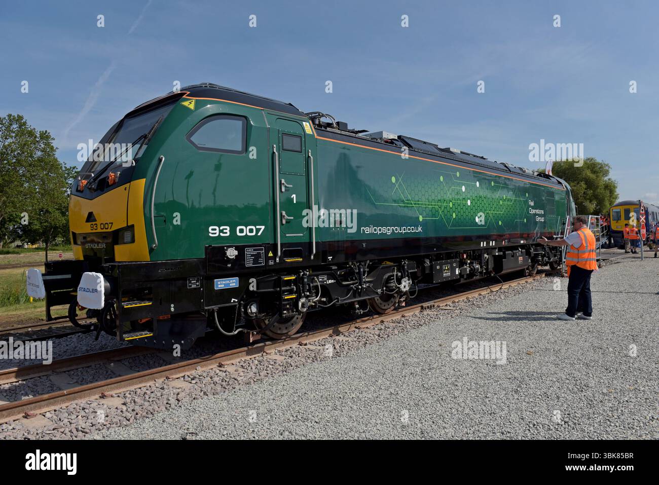 Locomotiva a basse emissioni Stadler Class 93 tri mode, diesel, elettrica e a batteria, in mostra al Rail Live, fiera del settore ferroviario, giugno 2025 Foto Stock