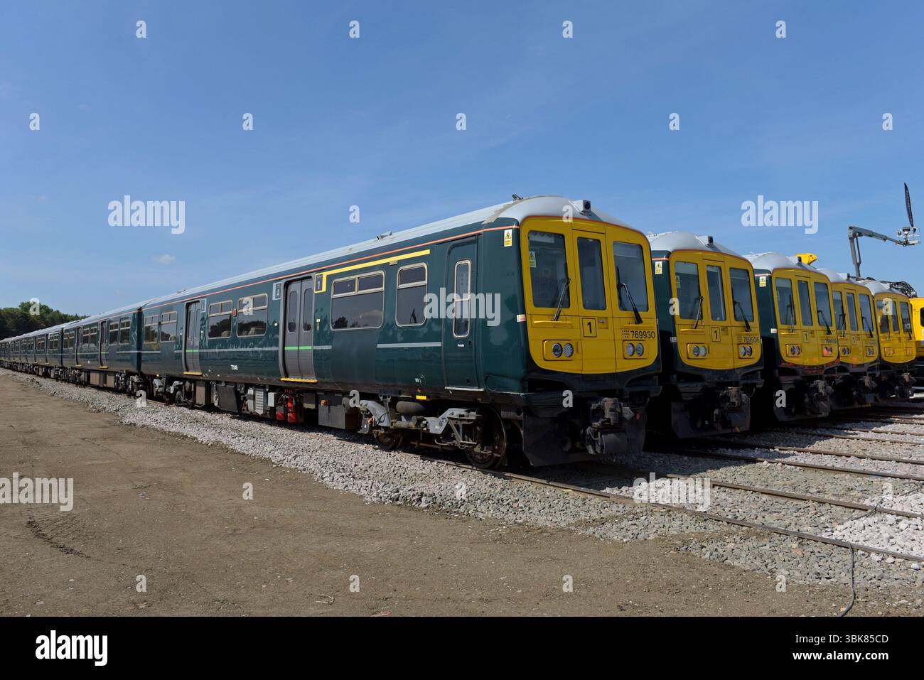 I treni ridondanti della classe 769 ex Great Western Railway Bi Mode sono in deposito presso il Long Marston Rail Centre, giugno 2025 Foto Stock