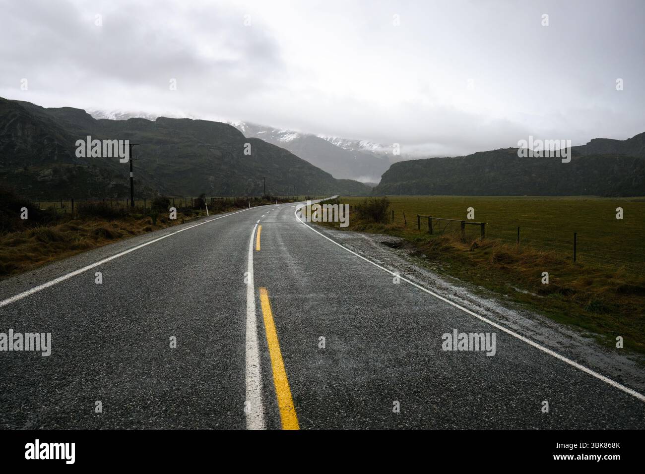 Strada tortuosa per il Parco Nazionale del Monte Aspiring. Regione di Otago. Isola del Sud. Foto Stock