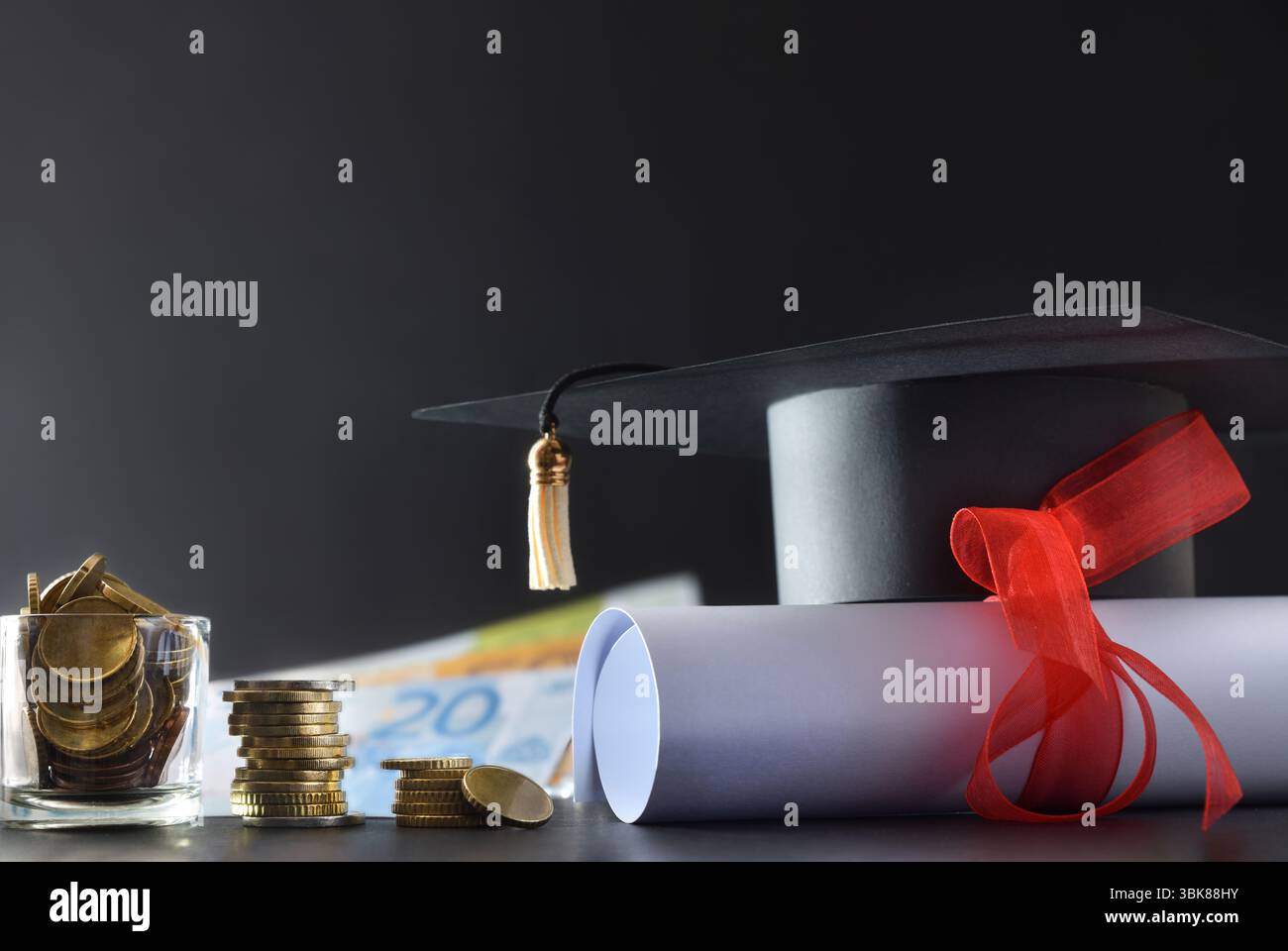Concetto di borsa di studio per studi educativi con bacheca sul diploma e denaro intorno ad esso, isolato su sfondo nero. Vista frontale. Foto Stock