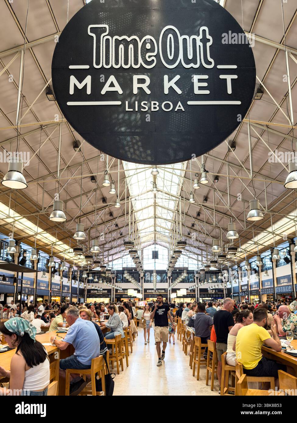Time Out Market Lisboa situato nel Mercado da Ribeira a Cais do Sodré a Lisbona Foto Stock