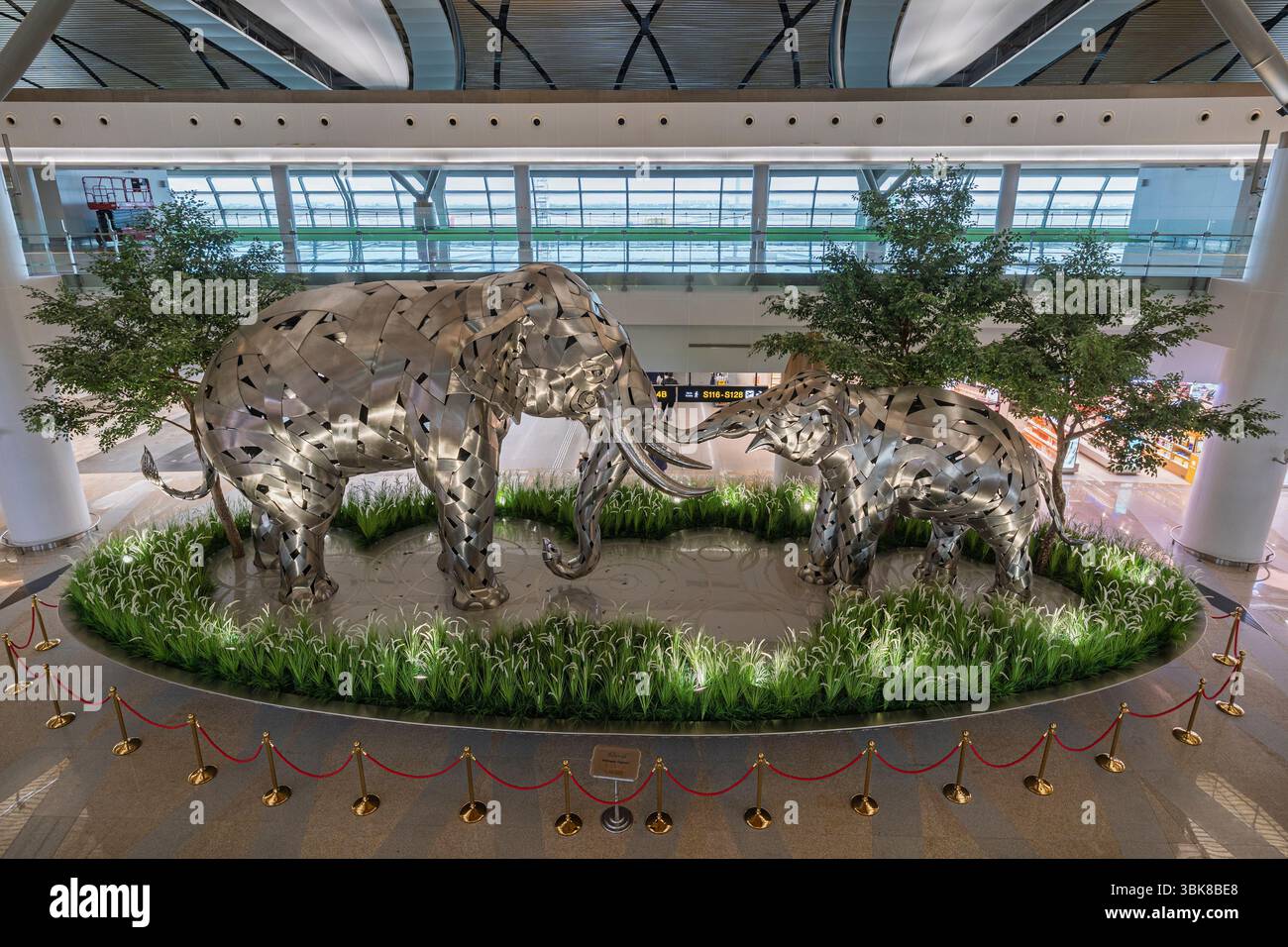 Bang Phli, Samut Prakan, Tailandia - 05 09 2025 : veduta delle sculture di elefanti metallici nella sala del campo centrale dell'aeroporto Suvarnabhumi di Bangkok satellite 1 Foto Stock