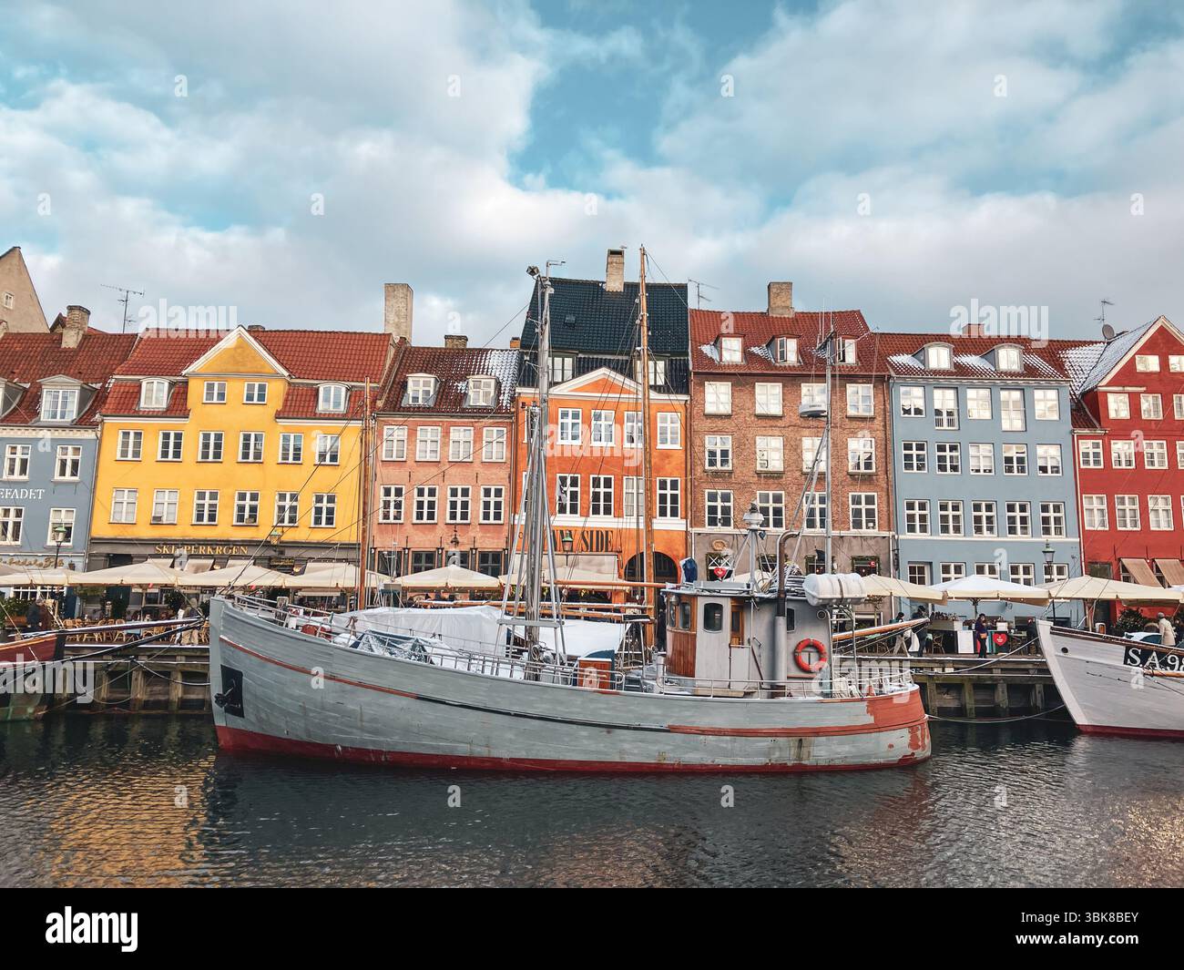 Nyhavn, Copenhagen, Danimarca in inverno con un po' di neve sulle barche e sui tetti delle case nel porto. Foto Stock