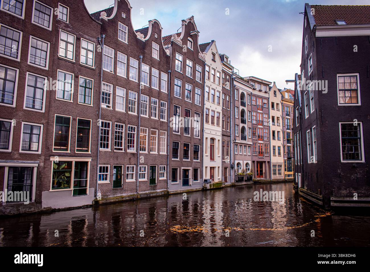 Amsterdam, Paesi Bassi. Un pittoresco canale, fiancheggiato da tradizionali edifici olandesi caratterizzati da alte, strette facciate e grandi finestre. Foto Stock