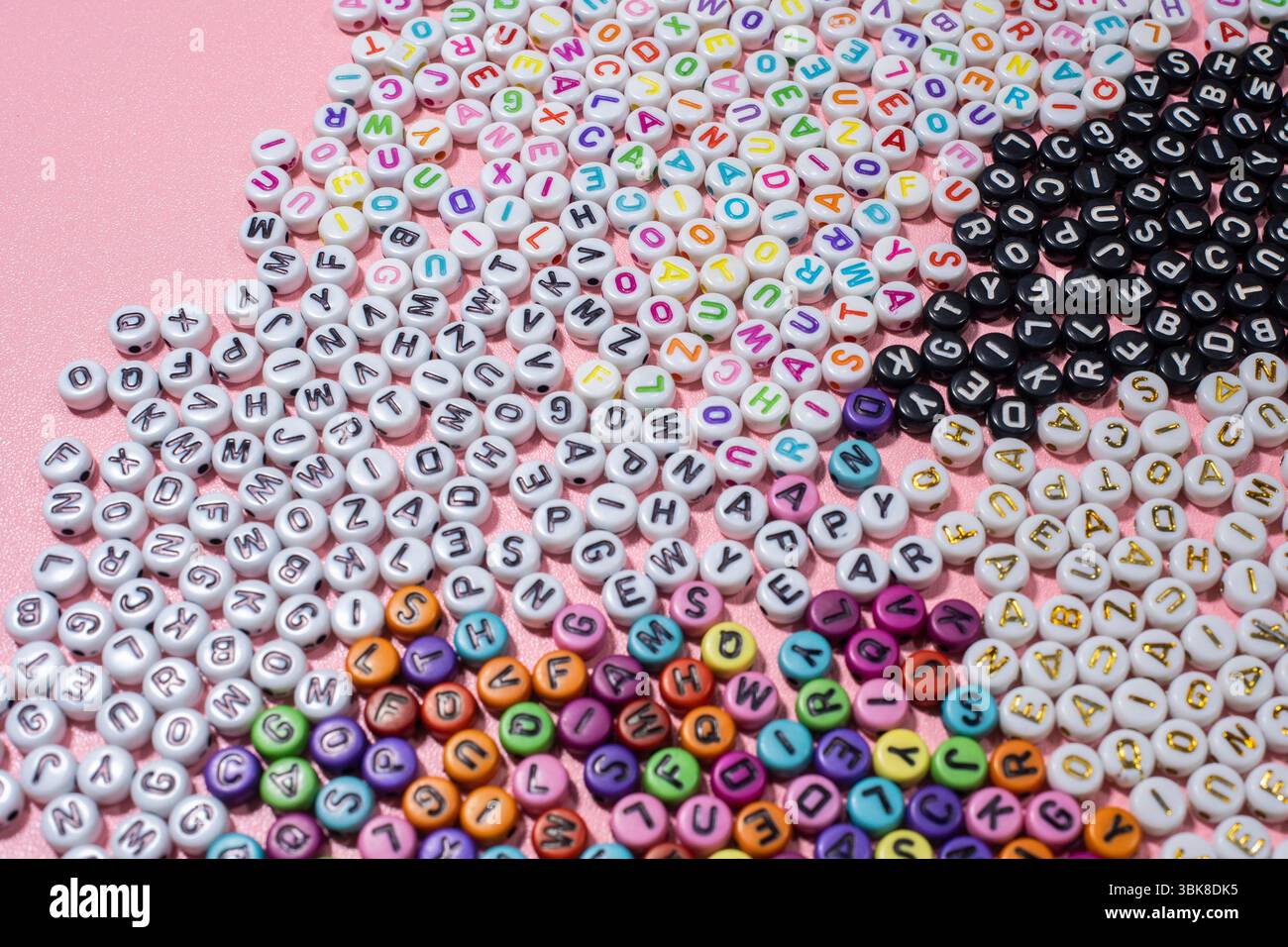 dolce sfondo alfabetico multicolore. Isolato, disposizione piatta, Copia spazio, vista dall'alto, spazio per testo. Foto Stock
