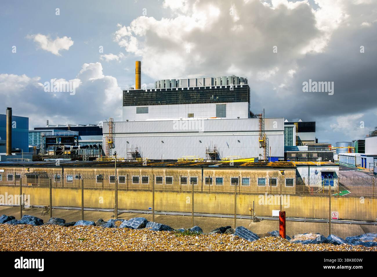 La centrale nucleare di Dungeness, situata all'interno della riserva naturale di Dungeness nel Kent, Regno Unito Foto Stock