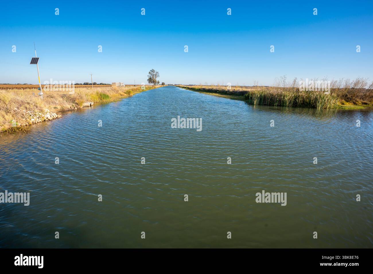 Un grande canale di irrigazione vicino a Leeton e Griffith nel nuovo Galles del Sud che forma parte del Murrumbidgee Irrigation Scheme o area in Australia Foto Stock
