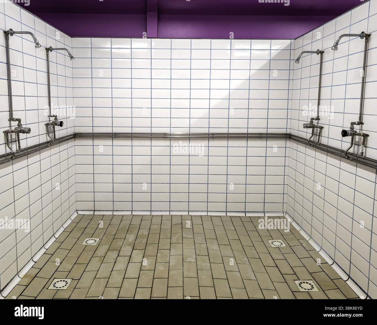 Dettagli delle docce pubbliche in palestra, igiene e pulizia Foto Stock