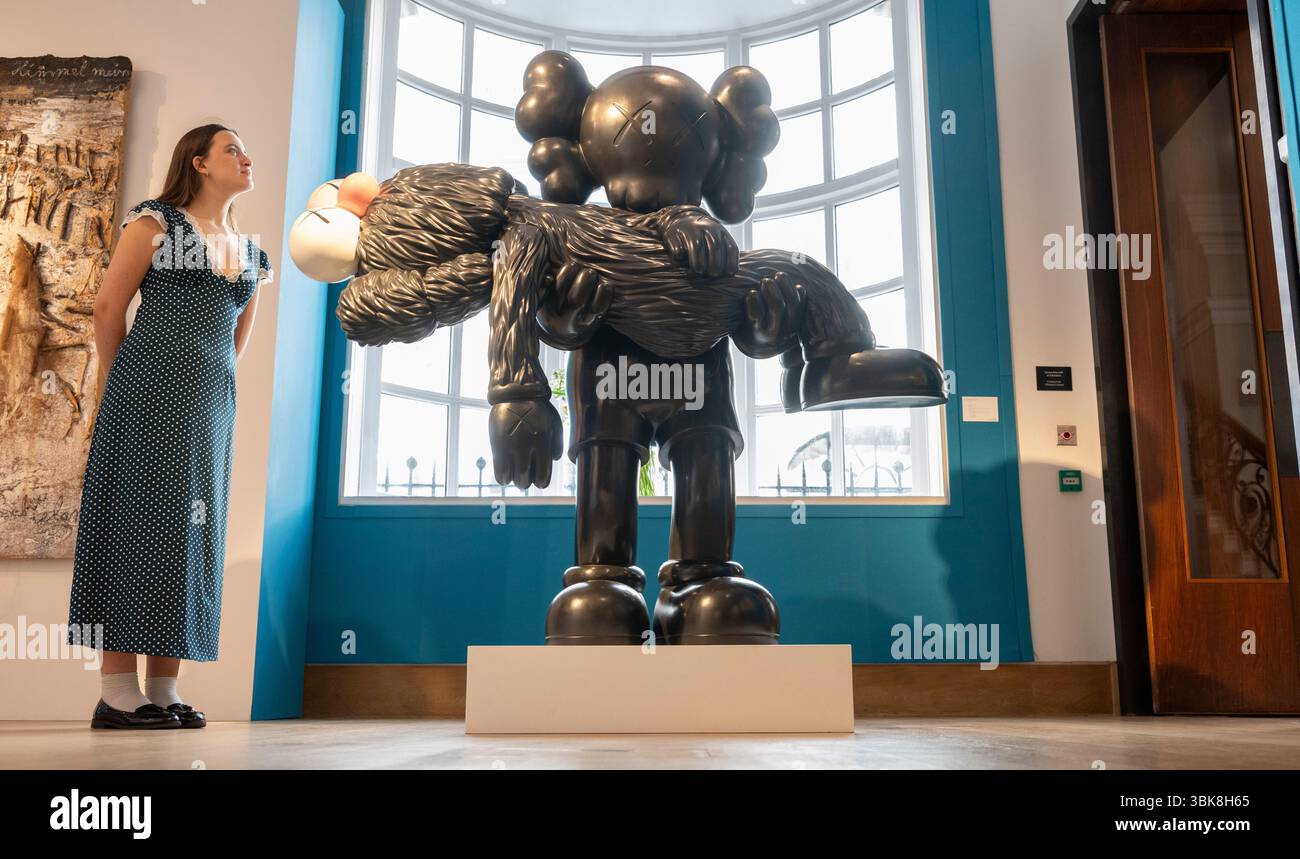 Christie's, Londra, Regno Unito. 19 giugno 2025. L'asta d'arte del dopoguerra fino ad oggi del 20/21 secolo si svolge il 26 giugno. Le opere principali includono: Kaws, Gone, stima: £500.000-700.000. Crediti: Malcolm Park/Alamy Live News Foto Stock