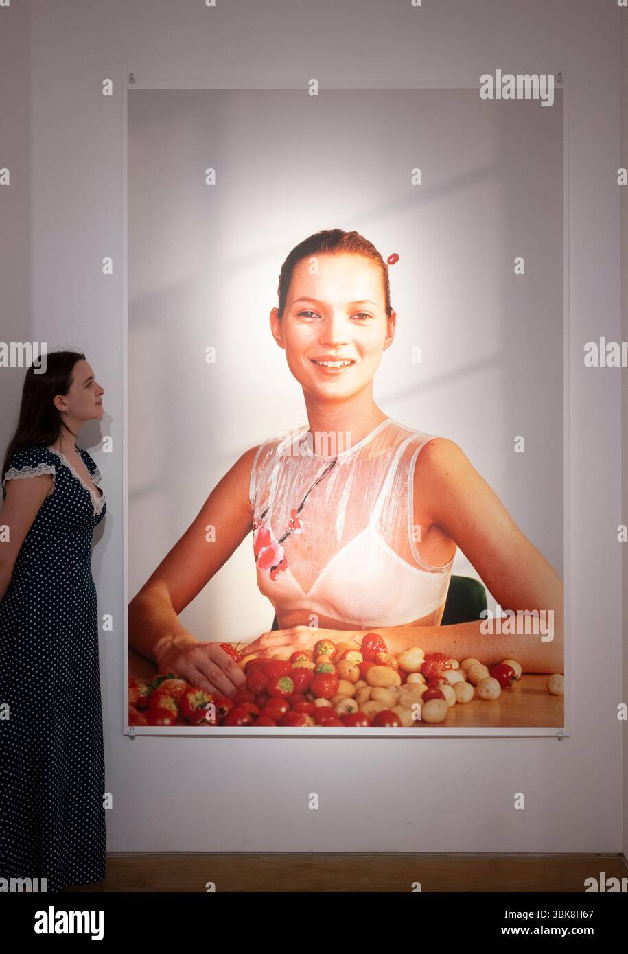 Christie's, Londra, Regno Unito. 19 giugno 2025. L'asta d'arte del dopoguerra fino ad oggi del 20/21 secolo si svolge il 26 giugno. Le opere principali includono: Wolfgang Tillmans, Kate McQueen, stima: £ 25.000-35.000. Crediti: Malcolm Park/Alamy Live News Foto Stock