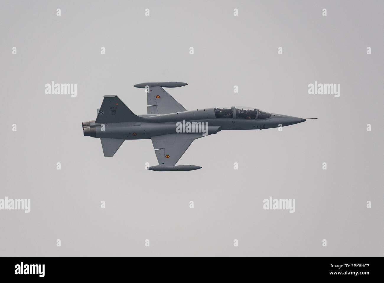 Aereo da caccia Freedom Fighter Northrop SF-5B(M) dell'Aeronautica militare spagnola che vola all'AIRE25 Air Festival di San Javier, Murcia, Spagna. Foto Stock