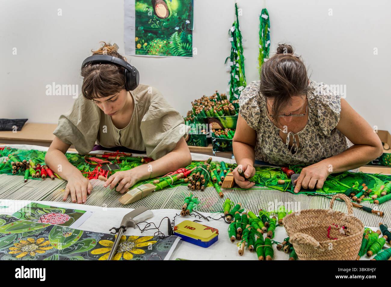 I tessitori della Cité internationale de la tapisserie di Aubusson stanno lavorando su un motivo dell'artista giapponese Hayao Miyazaki, "My Neighbour Totoro". Il motivo è costituito da 200 tonalità di verde. Il tappeto alla fine misurerà 31 metri quadrati. Rue Williams Dumazet, Aubusson, Nouvelle-Aquitaine, Francia Foto Stock