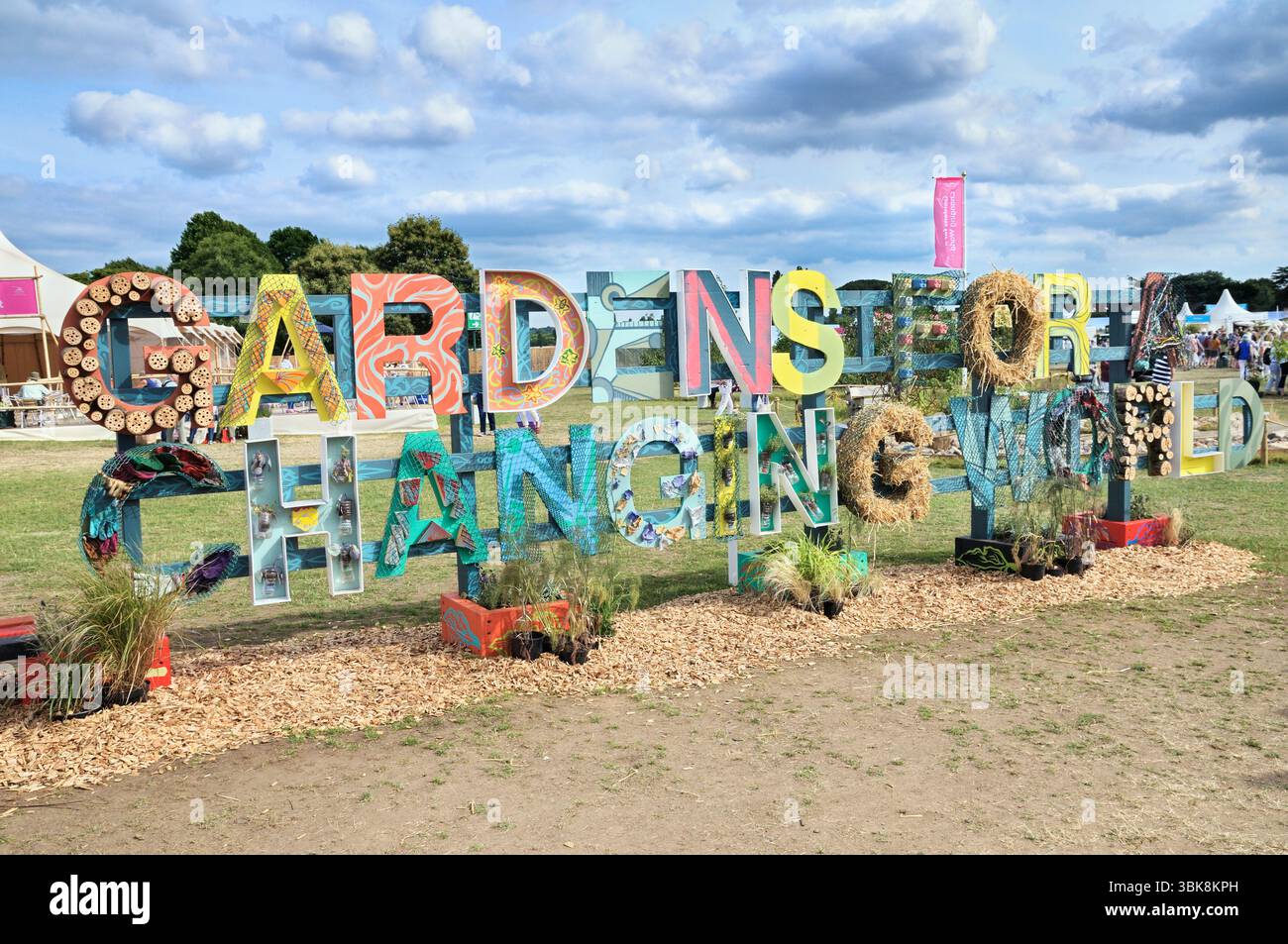 Insegna colorata e creativa fatta a mano che mostra i giardini per una categoria ambientale del mondo che cambia al RHS Hampton Court Palace Garden Festival, Regno Unito Foto Stock