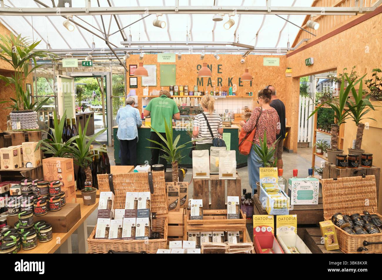 Una varietà di prodotti alimentari di qualità in mostra da produttori locali e regionali del Sussex presso One Market, One Garden Brighton, East Sussex, Inghilterra, Regno Unito Foto Stock