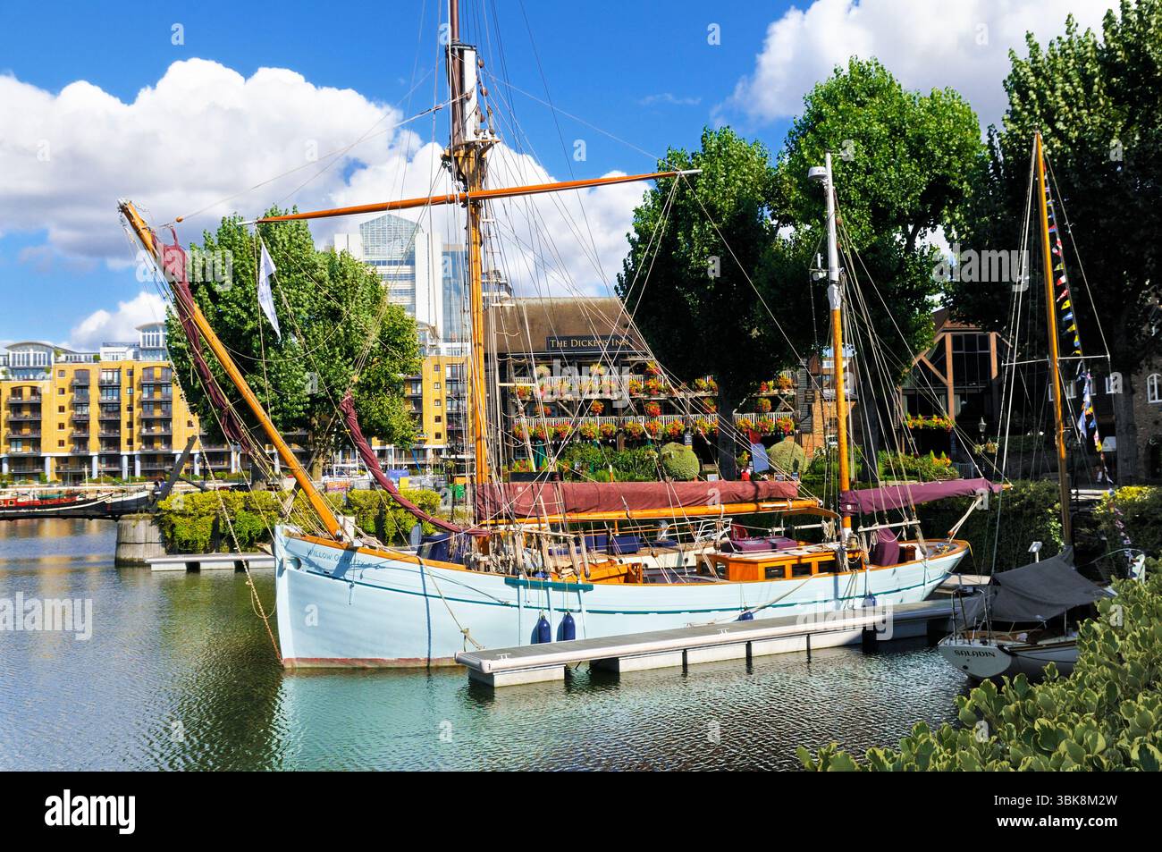 Un ormeggio temporaneo di 'Willow of Harty', un classico yacht da traino, St Katharine Docks, Tower Hamlets, East London, Inghilterra, REGNO UNITO Foto Stock