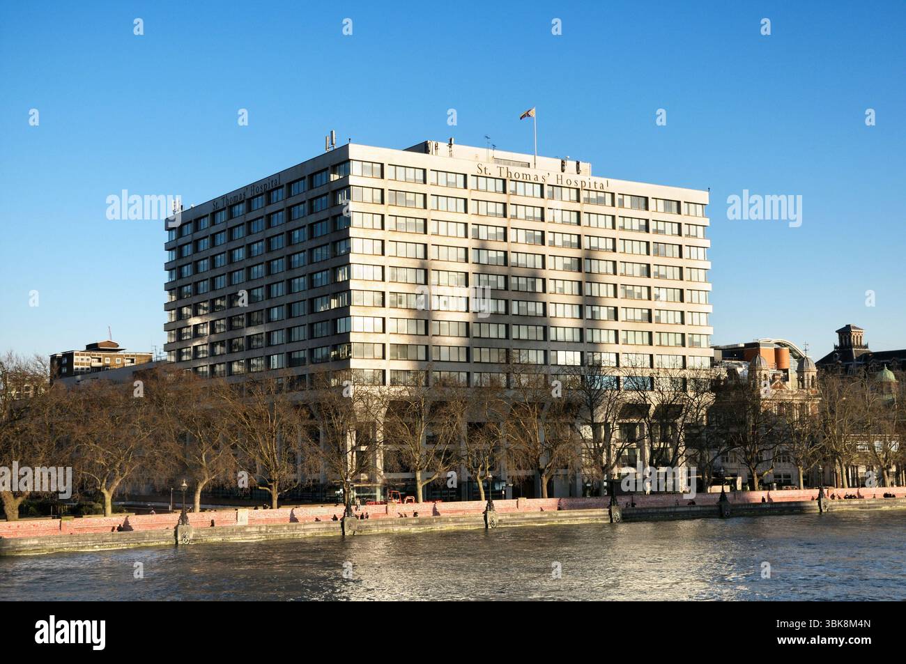 Esterno dell'edificio Guy's and St Thomas' Hospital su Albert Embankment sul fiume Tamigi, Londra, Inghilterra, Regno Unito. NHS che insegna ospedali, sanità Foto Stock