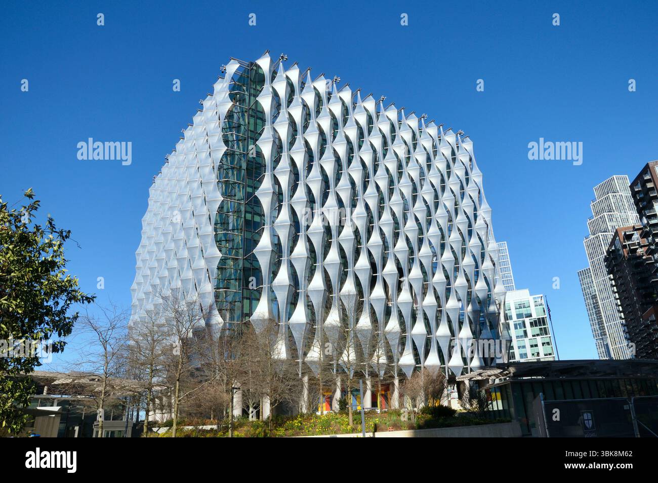 L'edificio dell'ambasciata degli Stati Uniti a Nine EMS, Londra, Inghilterra, Regno Unito. Architetti: Kieran Timberlake. Ambasciata americana degli Stati Uniti d'America. Ambasciate Foto Stock
