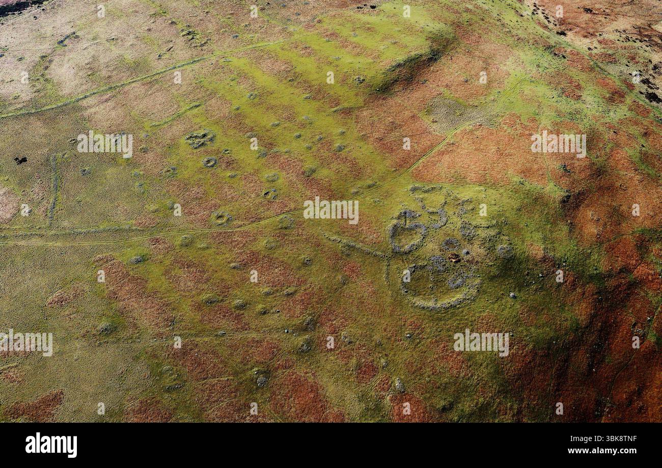 Barnscar Romano cascina britannica in un paesaggio neolitico, dell'età del bronzo, di cairnfields, di capanne, di sentieri e di campi coltivati. Birkby Fell, Cumbria Foto Stock