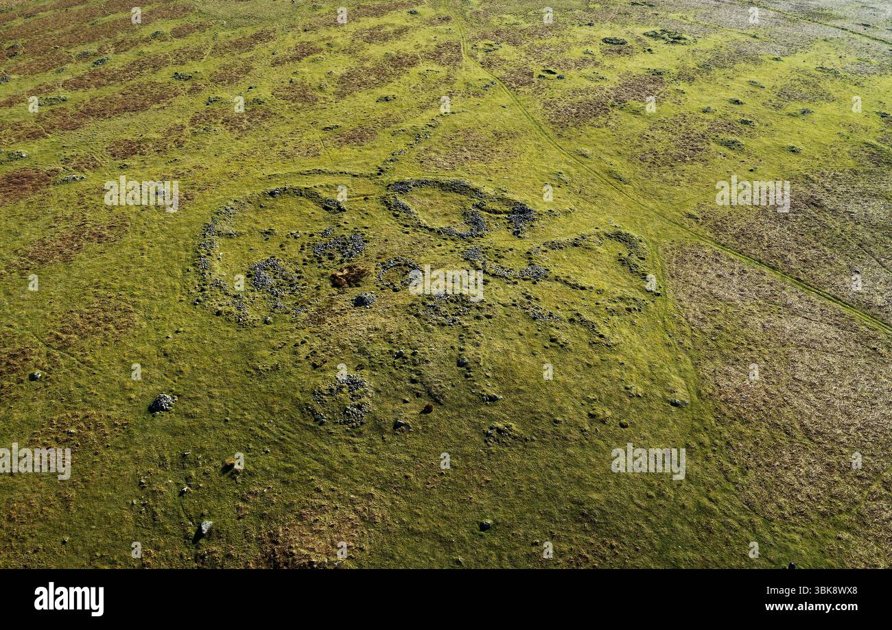 Barnscar Romano cascina britannica in un paesaggio neolitico, dell'età del bronzo, di cairnfields, di capanne, di sentieri e di campi coltivati. Birkby Fell, Cumbria Foto Stock