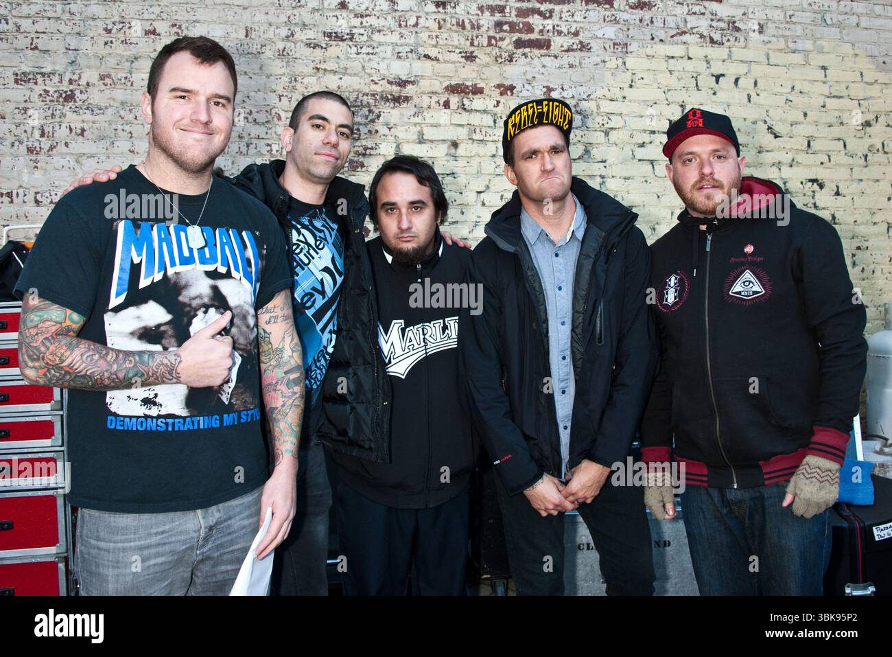 Chad Gilbert, Cyrus Bolooki, Ian Grushka, Jordan Pundik e Steve Klein dei New Found Glory in concerto alla radio 104,5 WRFF's Winter Jam at the Piazza at Schmidts a Philadelphia - 28 gennaio 2012 Foto Stock