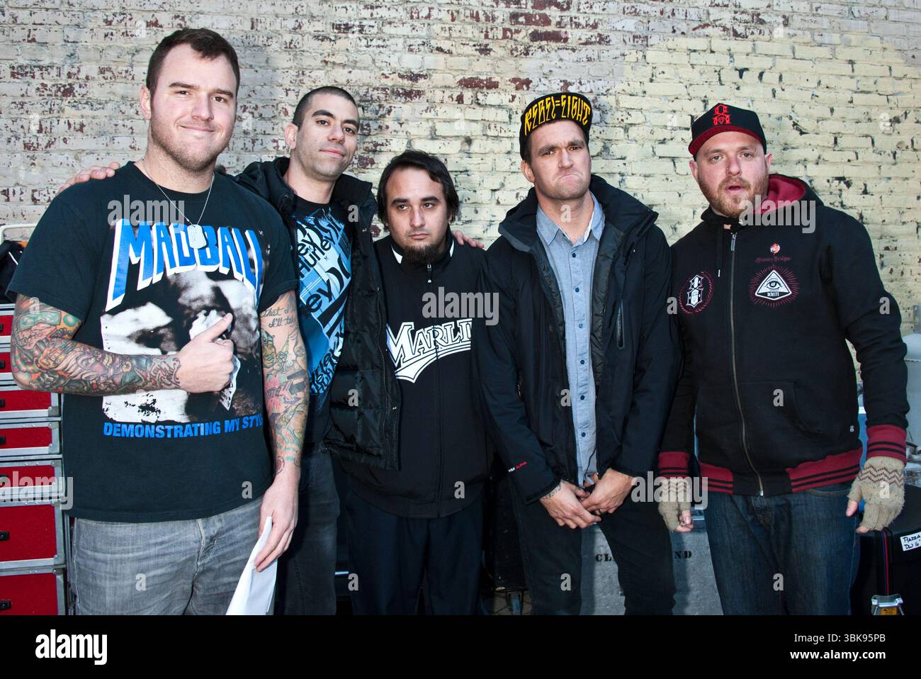 Chad Gilbert, Cyrus Bolooki, Ian Grushka, Jordan Pundik e Steve Klein dei New Found Glory in concerto alla radio 104,5 WRFF's Winter Jam at the Piazza at Schmidts a Philadelphia - 28 gennaio 2012 Foto Stock