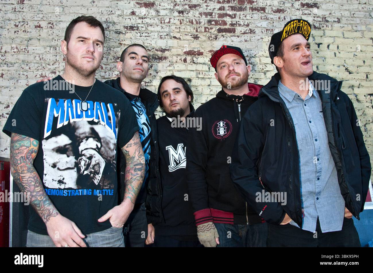 Chad Gilbert, Cyrus Bolooki, Ian Grushka, Jordan Pundik e Steve Klein dei New Found Glory in concerto alla radio 104,5 WRFF's Winter Jam at the Piazza at Schmidts a Philadelphia - 28 gennaio 2012 Foto Stock