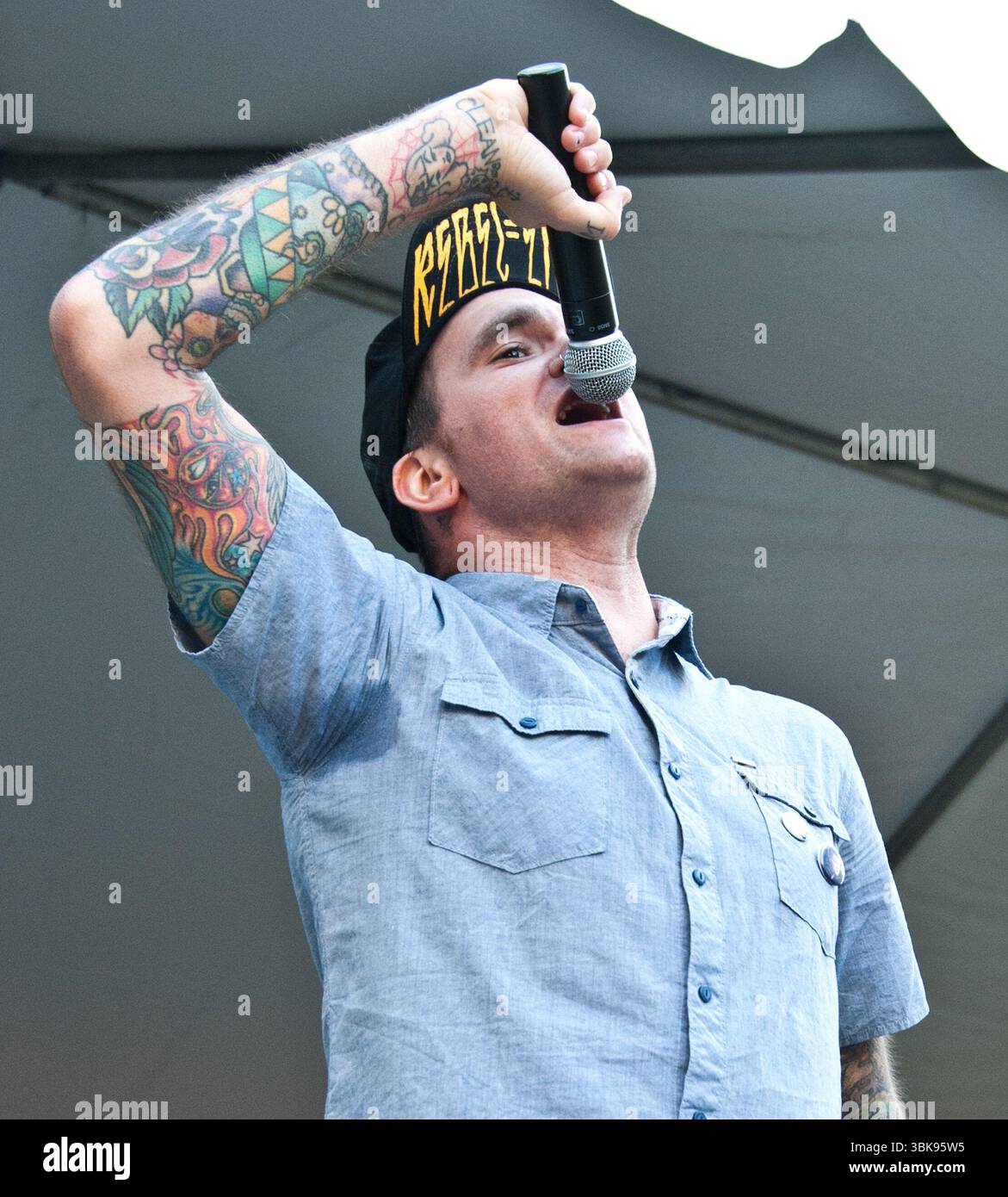 Jordan Pundik dei New Found Glory in concerto al radio 104,5 WRFF's Winter Jam at the Piazza at Schmidts a Philadelphia - 28 gennaio 2012 Foto Stock